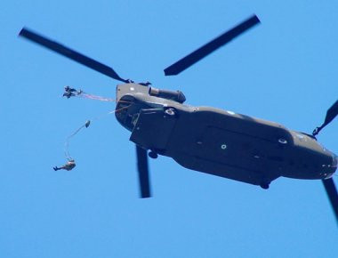 Εκτέλεση άλματος αλεξιπτωτιστών στην Μυτιλήνη (φωτό)